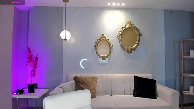 NiaHolland online show from April 14, 2026, 8:03 pm