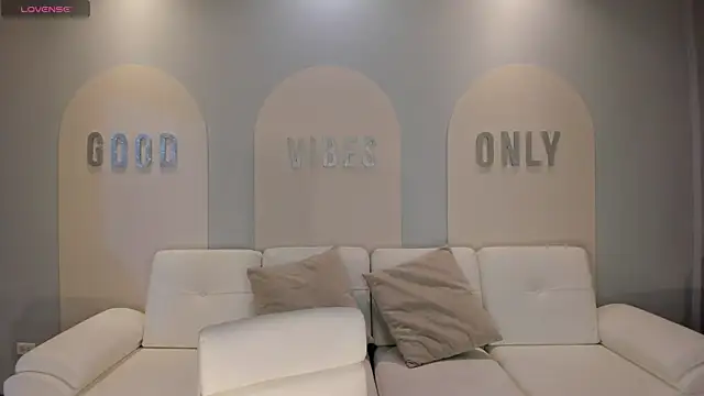 NiaHolland online show from October 12, 2025, 6:09 pm