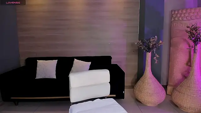 Snapshot of NiaHolland chatting on May 11, 2026, 6:49 pm NiaHolland online show from May 11, 2026, 6:49 pm
