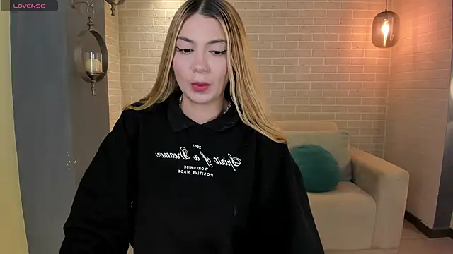 NiaHolland online show from October 26, 2025, 6:08 pm