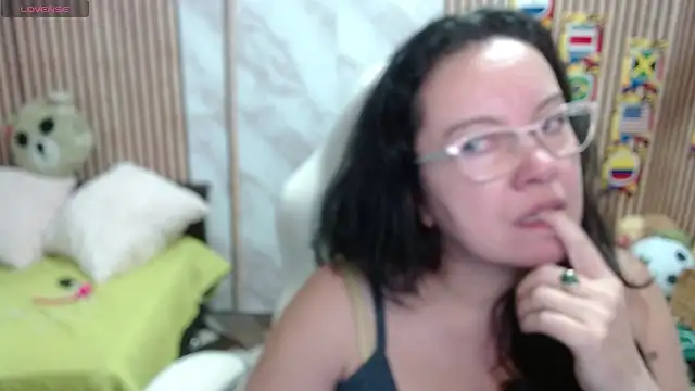 Sonialorens  online show from July 9, 2026, 11:26 pm
