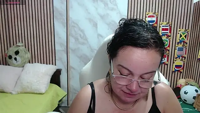 Sonialorens  online show from July 8, 2026, 4:40 pm