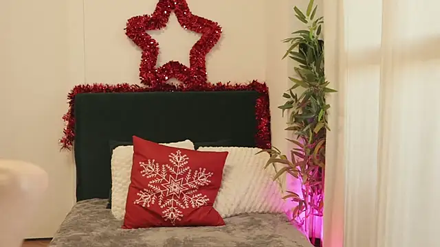 Snapshot of Luna_Riva chatting on December 15, 2025, 9:37 am Luna Riva online show from December 15, 2025, 9:37 am