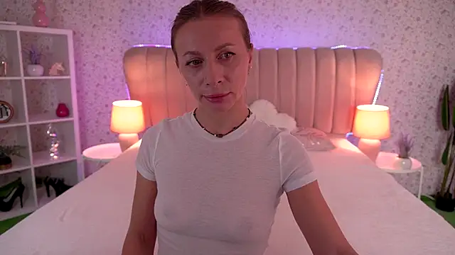 MirandaHobbs online show from November 25, 2025, 2:39 pm