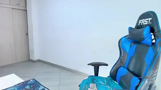 sophiax-x online show from February 19, 2026, 4:37 pm