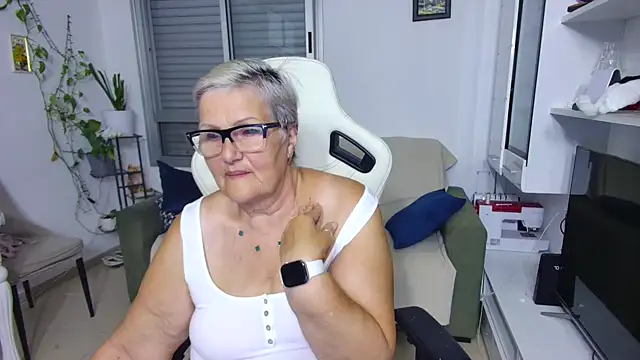 Snapshot of Selenna57 chatting on June 5, 2026, 5:29 pm Selenna57 online show from June 5, 2026, 5:29 pm