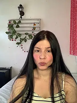 Snapshot of Estefani_32 chatting on February 6, 2026, 8:49 pm Estefani 32 online show from February 6, 2026, 8:49 pm