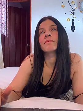 Estefani 32 online show from March 17, 2026, 4:43 pm