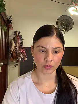 Snapshot of Estefani_32 chatting on February 14, 2026, 9:26 pm Estefani 32 online show from February 14, 2026, 9:26 pm