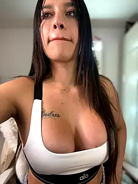 Snapshot of Emmily_19 chatting on September 19, 2025, 1:09 am Emmily 19 online show from September 19, 2025, 1:09 am