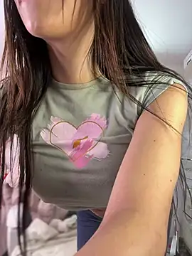 Snapshot of Emmily_19 chatting on February 6, 2025, 2:33 am Emmily 19 online show from February 6, 2025, 2:33 am