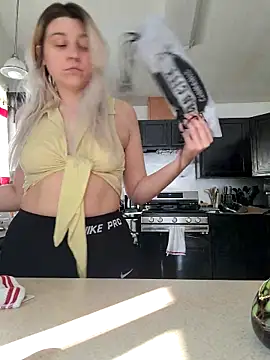 Snapshot of ScarletCallings420 chatting on April 1, 2026, 12:46 am ScarletCallings420 online show from April 1, 2026, 12:46 am