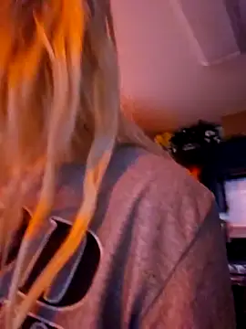 Snapshot of ScarletCallings420 chatting on November 14, 2025, 6:33 pm ScarletCallings420 online show from November 14, 2025, 6:33 pm