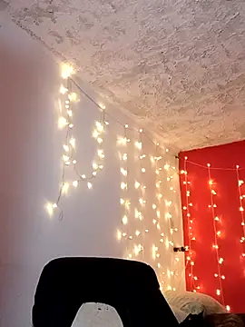 IvonneT online show from December 4, 2025, 4:44 am