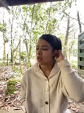 Snapshot of trianawhite chatting on November 29, 2025, 3:12 pm trianawhite online show from November 29, 2025, 3:12 pm