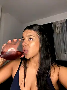 Snapshot of trianawhite chatting on November 19, 2025, 11:49 pm trianawhite online show from November 19, 2025, 11:49 pm