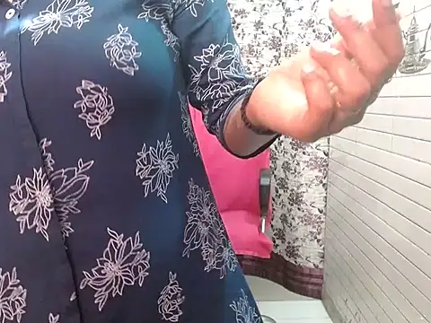 Snapshot of LovingPihu chatting on November 2, 2025, 5:45 am LovingPihu online show from November 2, 2025, 5:45 am