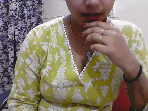 Snapshot of LovingPihu chatting on May 18, 2026, 5:23 am LovingPihu online show from May 18, 2026, 5:23 am