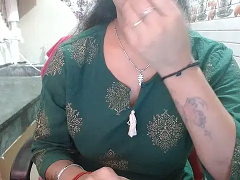 Snapshot of LovingPihu chatting on April 6, 2026, 5:08 am LovingPihu online show from April 6, 2026, 5:08 am