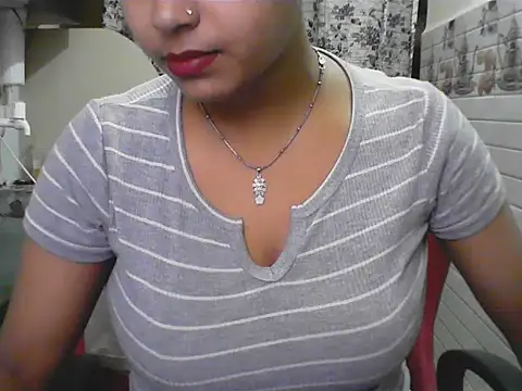 Snapshot of LovingPihu chatting on May 25, 2026, 6:01 am LovingPihu online show from May 25, 2026, 6:01 am
