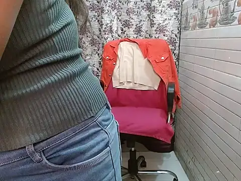 Snapshot of LovingPihu chatting on November 23, 2025, 5:39 am LovingPihu online show from November 23, 2025, 5:39 am