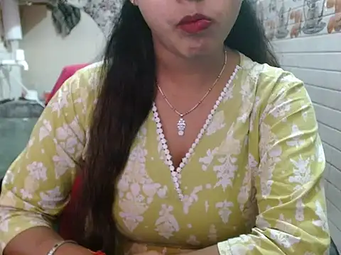 Snapshot of LovingPihu chatting on April 3, 2026, 5:47 am LovingPihu online show from April 3, 2026, 5:47 am