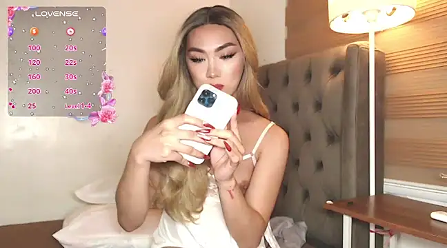 Snapshot of Local_Hoelyx chatting on February 13, 2025, 8:03 pm Local Hoelyx online show from February 13, 2025, 8:03 pm