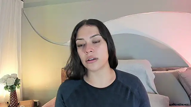 Snapshot of Nicolle_W chatting on September 30, 2025, 12:00 pm Nicolle W online show from September 30, 2025, 12:00 pm