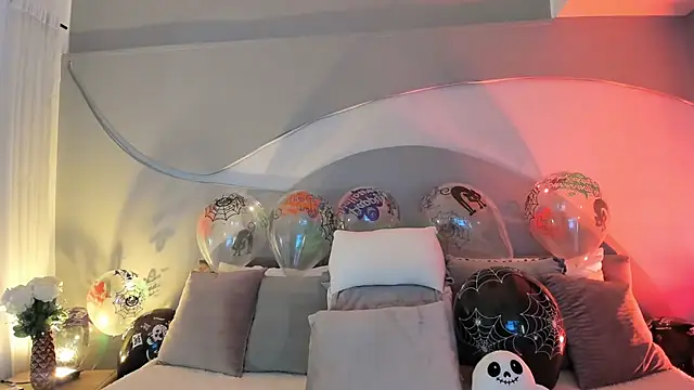 Snapshot of Nicolle_W chatting on October 16, 2025, 11:51 am Nicolle W online show from October 16, 2025, 11:51 am