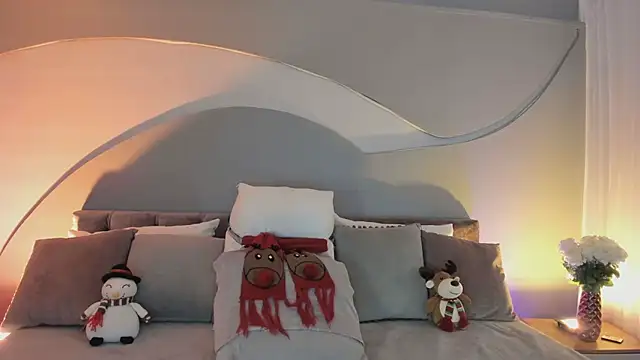 Snapshot of Nicolle_W chatting on December 16, 2025, 11:58 am Nicolle W online show from December 16, 2025, 11:58 am