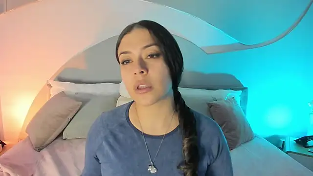 Snapshot of Nicolle_W chatting on September 15, 2025, 12:05 pm Nicolle W online show from September 15, 2025, 12:05 pm