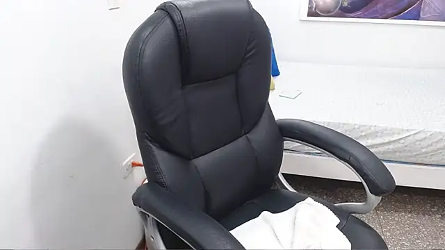 Snapshot of emiliaa_hot chatting on December 13, 2025, 9:43 pm emiliaa hot online show from December 13, 2025, 9:43 pm