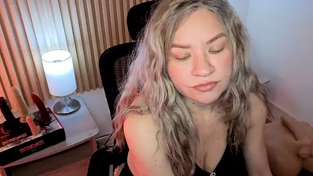 MarianL0ve online show from November 13, 2025, 11:03 am