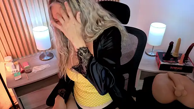 Snapshot of MarianL0ve chatting on April 7, 2026, 9:33 am MarianL0ve online show from April 7, 2026, 9:33 am