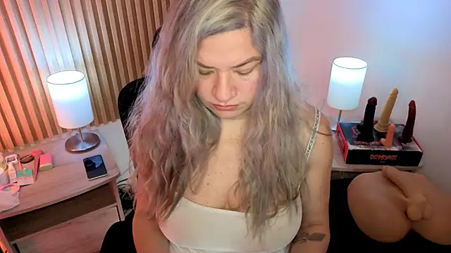 Snapshot of MarianL0ve chatting on April 15, 2026, 10:43 am MarianL0ve online show from April 15, 2026, 10:43 am