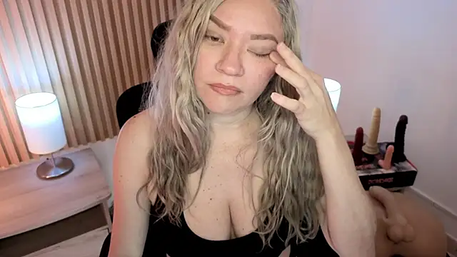 Snapshot of MarianL0ve chatting on February 10, 2026, 10:36 am MarianL0ve online show from February 10, 2026, 10:36 am