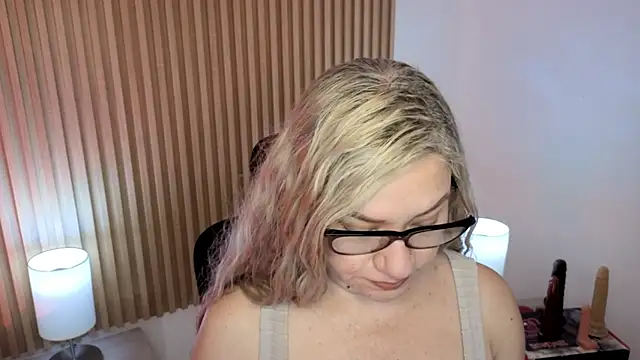 Snapshot of MarianL0ve chatting on February 7, 2026, 10:56 am MarianL0ve online show from February 7, 2026, 10:56 am