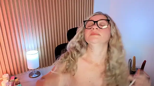 Snapshot of MarianL0ve chatting on April 4, 2026, 10:11 am MarianL0ve online show from April 4, 2026, 10:11 am