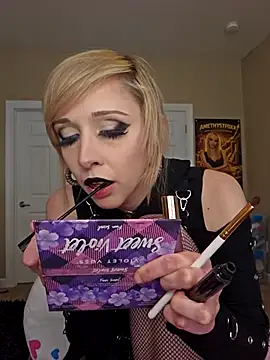 Snapshot of AmethystFoxx chatting on April 18, 2026, 7:40 pm AmethystFoxx online show from April 18, 2026, 7:40 pm
