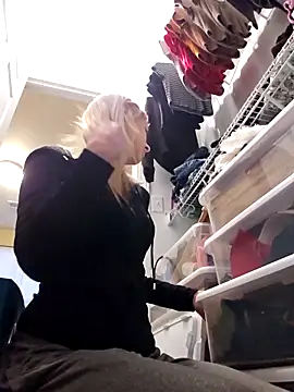 Snapshot of AmethystFoxx chatting on November 19, 2025, 10:21 pm AmethystFoxx online show from November 19, 2025, 10:21 pm