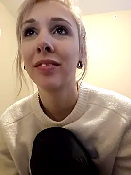 Snapshot of AmethystFoxx chatting on November 18, 2025, 10:13 pm AmethystFoxx online show from November 18, 2025, 10:13 pm