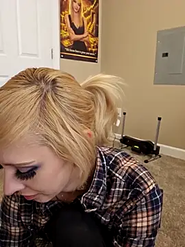 Snapshot of AmethystFoxx chatting on March 15, 2026, 9:44 pm AmethystFoxx online show from March 15, 2026, 9:44 pm