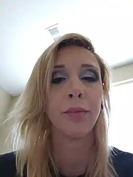 Snapshot of AmethystFoxx chatting on May 15, 2026, 5:11 pm AmethystFoxx online show from May 15, 2026, 5:11 pm