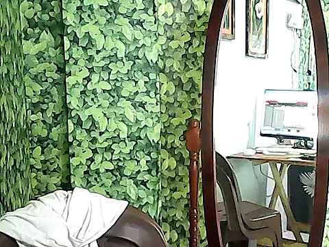 Snapshot of yummy_21xxx chatting on October 21, 2025, 12:32 am yummy 21xxx online show from October 21, 2025, 12:32 am