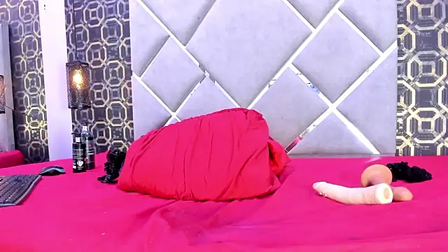 Anaa Foxx  online show from December 13, 2025, 8:04 pm