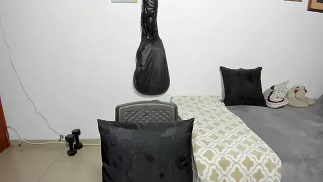 Snapshot of D-yanamilf chatting on October 10, 2025, 9:32 am D-yanamilf online show from October 10, 2025, 9:32 am