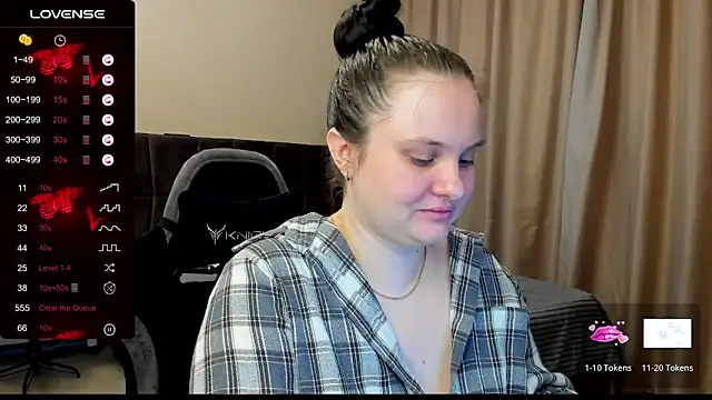 Snapshot of AlanaBrox chatting on December 22, 2025, 4:29 pm AlanaBrox online show from December 22, 2025, 4:29 pm