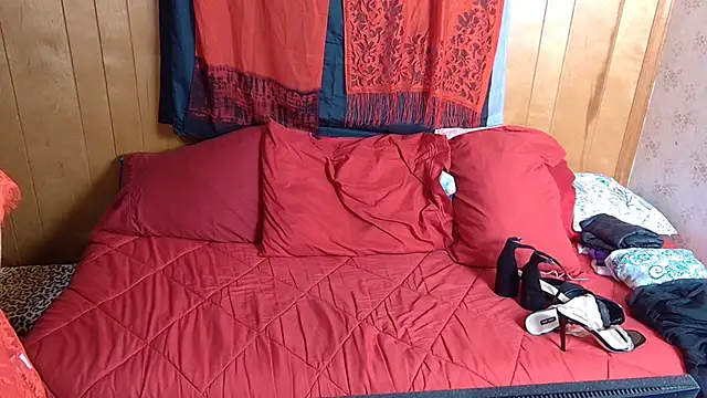 Leesdesires online show from April 14, 2026, 10:31 am