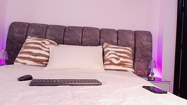 Snapshot of naia_blessed chatting on November 24, 2025, 7:14 pm naia blessed online show from November 24, 2025, 7:14 pm