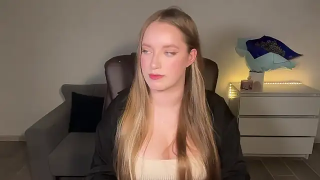 Snapshot of EvaMaddison chatting on July 4, 2026, 8:02 pm EvaMaddison online show from July 4, 2026, 8:02 pm